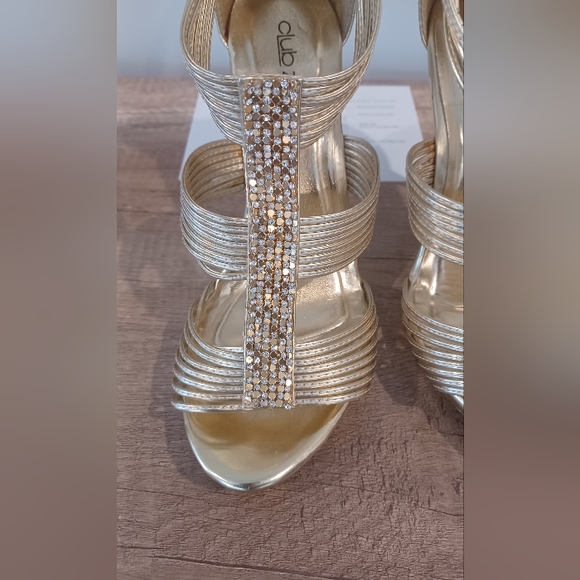 Gold heels - Picture 2 of 4